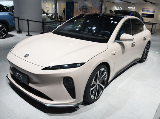 sinistra del NIO ET5 delle automobili elettriche di rendimento elevato 200km/h che dirige le berline elettriche di lusso