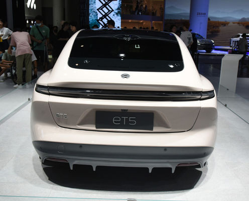sinistra del NIO ET5 delle automobili elettriche di rendimento elevato 200km/h che dirige le berline elettriche di lusso