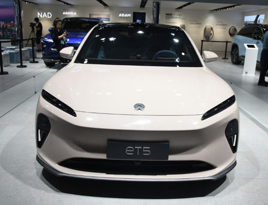 sinistra del NIO ET5 delle automobili elettriche di rendimento elevato 200km/h che dirige le berline elettriche di lusso