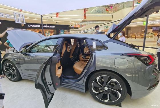 Zeekr 001 grande automobile elettrica autonomia 732km 6.9s di lusso a 100km/H