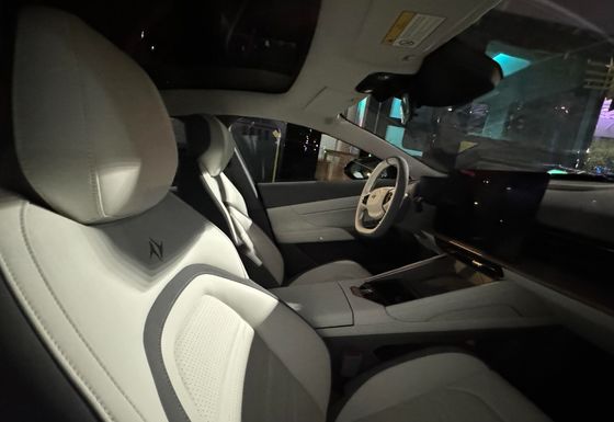 Dongfeng Eπ 007 con 1200 km di autonomia e porta da forbice velocità massima 165 km/h 5 porte