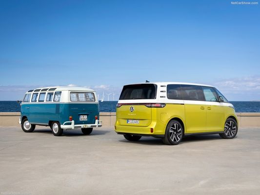 VW classico camper MPV Volkswagen ID Buzz. 2023 robort elettrico grande spazio pratico per le famiglie