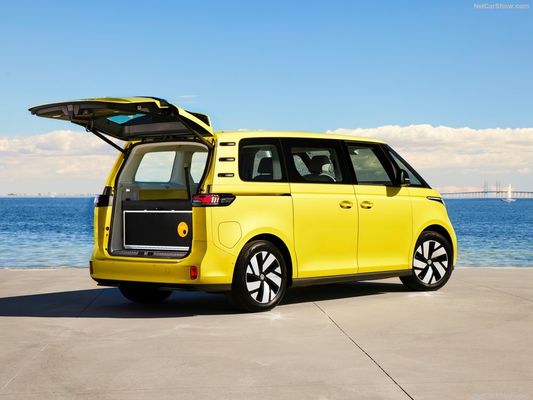 VW classico camper MPV Volkswagen ID Buzz. 2023 robort elettrico grande spazio pratico per le famiglie