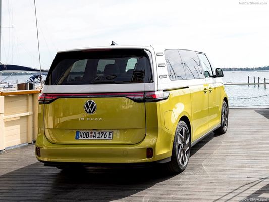 VW classico camper MPV Volkswagen ID Buzz. 2023 robort elettrico grande spazio pratico per le famiglie