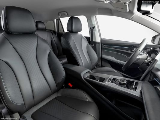 Spaziosa e confortevole auto elettrica MG 5 EV con una decente autonomia di 344 km e capacità di ricarica super