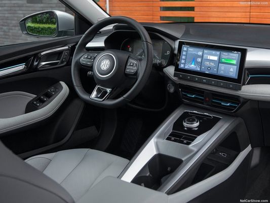 Spaziosa e confortevole auto elettrica MG 5 EV con una decente autonomia di 344 km e capacità di ricarica super