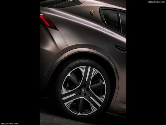 Automobile elettrica pura con 450 km/h e velocità massima 325 km/h a Maserati Gran Turismo Folgore