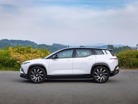 caratteristico SUV elettrico desiderabile della famiglia Fisker Ocean SUV elettrico con potenza di 556 CV/737 Nm