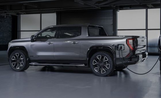 GMC Sierra EV dual motor powertrain con 754P destinato a trainare fino a 9500 libbre e può trasportare fino a 1300 libbre di carico utile