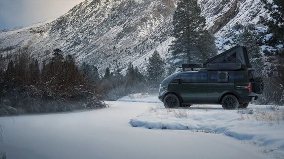 Un pick-up trcuk Canoo appositamente costruito con un letto da 8 piedi con ampio spazio interno