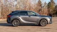 SUV crossover di lusso 2024 Lexus RX 450h+ PHEV con 37 miglia di autonomia elettrica
