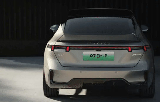 Oggi è stato lanciato il più recente veicolo LYNK& CO 07 EM-P a lunga autonomia di 126 km con motore elettrico da 160 kW e coppia da 350 Nm