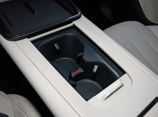 Oggi è stato lanciato il più recente veicolo LYNK& CO 07 EM-P a lunga autonomia di 126 km con motore elettrico da 160 kW e coppia da 350 Nm