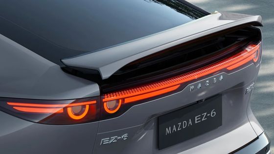 Il primo veicolo elettrico puro Mazda EZ-6 è una berlina elegante con trazione posteriore