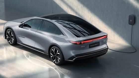 Il primo veicolo elettrico puro Mazda EZ-6 è una berlina elegante con trazione posteriore