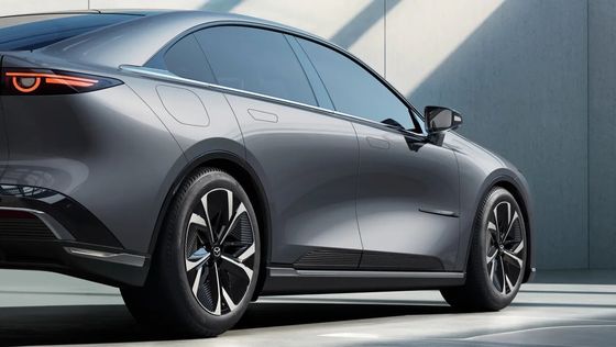 Il primo veicolo elettrico puro Mazda EZ-6 è una berlina elegante con trazione posteriore