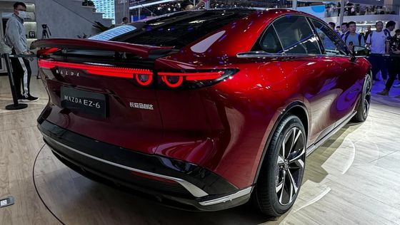 Il primo veicolo elettrico puro Mazda EZ-6 è una berlina elegante con trazione posteriore