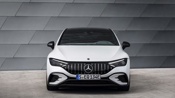 Veicolo elettrico a lunga autonomia Mercedes-Benz EQE AMG 53 4MATIC+ con motore da 460kw/625P.s 220km/h velocità massima