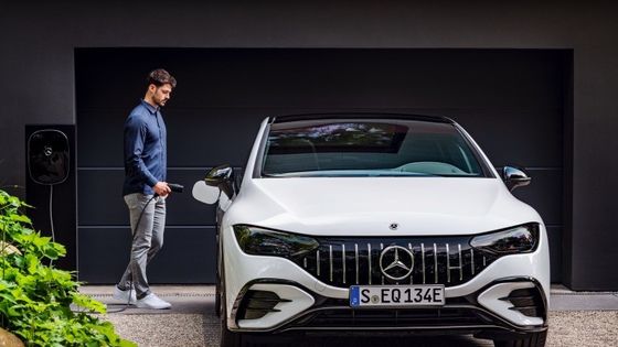 Veicolo elettrico a lunga autonomia Mercedes-Benz EQE AMG 53 4MATIC+ con motore da 460kw/625P.s 220km/h velocità massima