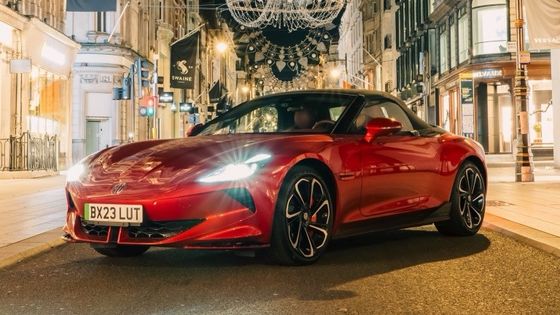 MG Cyberster Trophy Auto sportiva completamente elettrica, 335 CV e 350 libbre di coppia, 336 miglia di autonomia con una batteria da 77kwh.