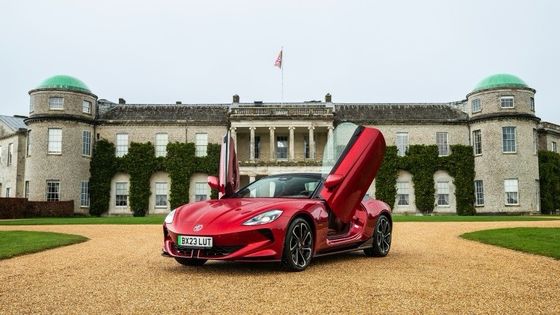 MG Cyberster Trophy Auto sportiva completamente elettrica, 335 CV e 350 libbre di coppia, 336 miglia di autonomia con una batteria da 77kwh.