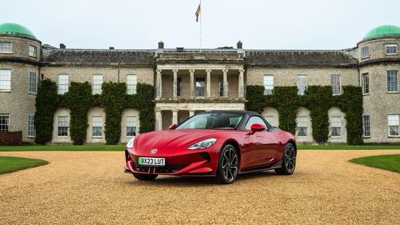 MG Cyberster Trophy Auto sportiva completamente elettrica, 335 CV e 350 libbre di coppia, 336 miglia di autonomia con una batteria da 77kwh.