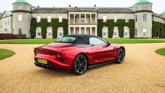 MG Cyberster Trophy Auto sportiva completamente elettrica, 335 CV e 350 libbre di coppia, 336 miglia di autonomia con una batteria da 77kwh.