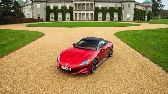 MG Cyberster Trophy Auto sportiva completamente elettrica, 335 CV e 350 libbre di coppia, 336 miglia di autonomia con una batteria da 77kwh.