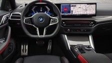 Veicolo puramente elettrico ad alte prestazioni autonomia di 450 km BMW i4 accelerazione 0-100 km/h a 3,9s 225 km/h velocità massima 400kw potenza