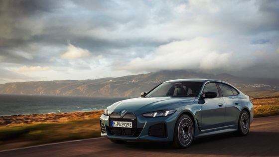 Veicolo puramente elettrico ad alte prestazioni autonomia di 450 km BMW i4 accelerazione 0-100 km/h a 3,9s 225 km/h velocità massima 400kw potenza