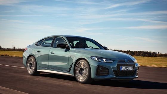 Veicolo puramente elettrico ad alte prestazioni autonomia di 450 km BMW i4 accelerazione 0-100 km/h a 3,9s 225 km/h velocità massima 400kw potenza