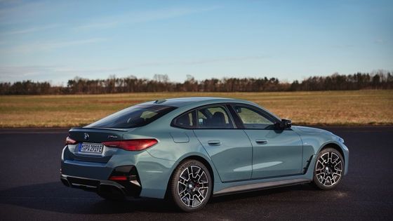 Veicolo puramente elettrico ad alte prestazioni autonomia di 450 km BMW i4 accelerazione 0-100 km/h a 3,9s 225 km/h velocità massima 400kw potenza