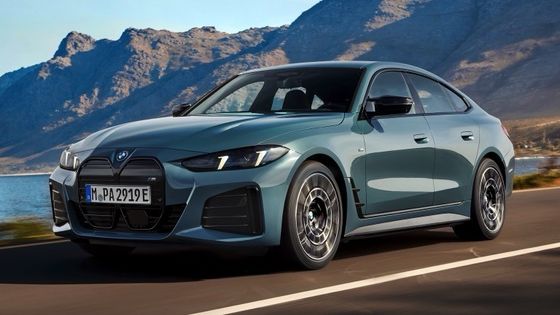 Veicolo puramente elettrico ad alte prestazioni autonomia di 450 km BMW i4 accelerazione 0-100 km/h a 3,9s 225 km/h velocità massima 400kw potenza