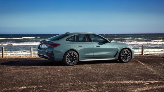 Veicolo puramente elettrico ad alte prestazioni autonomia di 450 km BMW i4 accelerazione 0-100 km/h a 3,9s 225 km/h velocità massima 400kw potenza