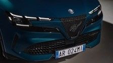 Prima auto elettrica compatta Alfa Romeo Junior Electric con batteria da 54,8kwh e potenza massima di 158kwh, fino a 345 miglia di autonomia