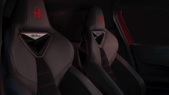 Prima auto elettrica compatta Alfa Romeo Junior Electric con batteria da 54,8kwh e potenza massima di 158kwh, fino a 345 miglia di autonomia