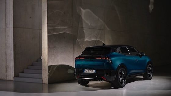 Prima auto elettrica compatta Alfa Romeo Junior Electric con batteria da 54,8kwh e potenza massima di 158kwh, fino a 345 miglia di autonomia