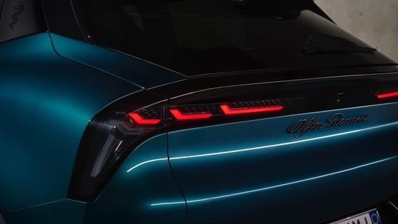 Prima auto elettrica compatta Alfa Romeo Junior Electric con batteria da 54,8kwh e potenza massima di 158kwh, fino a 345 miglia di autonomia