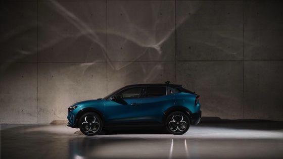 Prima auto elettrica compatta Alfa Romeo Junior Electric con batteria da 54,8kwh e potenza massima di 158kwh, fino a 345 miglia di autonomia