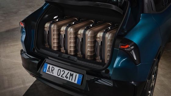 Prima auto elettrica compatta Alfa Romeo Junior Electric con batteria da 54,8kwh e potenza massima di 158kwh, fino a 345 miglia di autonomia