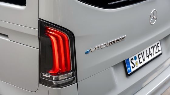 9 posti EV Mercedes-Benz EVito Tourer Long con un motore elettrico da 201 CV e una batteria utilizzabile da 90 kWh