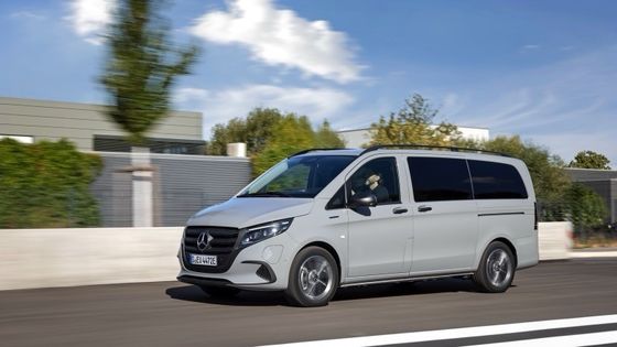 9 posti EV Mercedes-Benz EVito Tourer Long con un motore elettrico da 201 CV e una batteria utilizzabile da 90 kWh