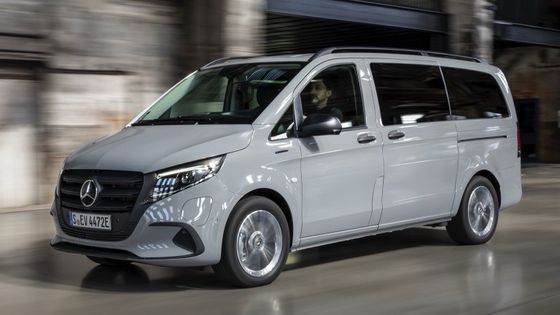 9 posti EV Mercedes-Benz EVito Tourer Long con un motore elettrico da 201 CV e una batteria utilizzabile da 90 kWh