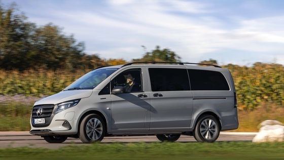 9 posti EV Mercedes-Benz EVito Tourer Long con un motore elettrico da 201 CV e una batteria utilizzabile da 90 kWh