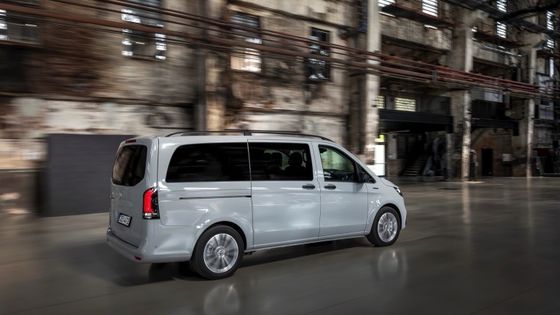 9 posti EV Mercedes-Benz EVito Tourer Long con un motore elettrico da 201 CV e una batteria utilizzabile da 90 kWh
