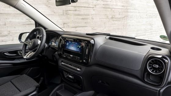 9 posti EV Mercedes-Benz EVito Tourer Long con un motore elettrico da 201 CV e una batteria utilizzabile da 90 kWh