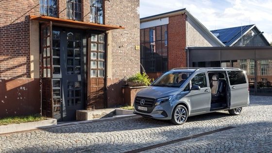 9 posti EV Mercedes-Benz EVito Tourer Long con un motore elettrico da 201 CV e una batteria utilizzabile da 90 kWh