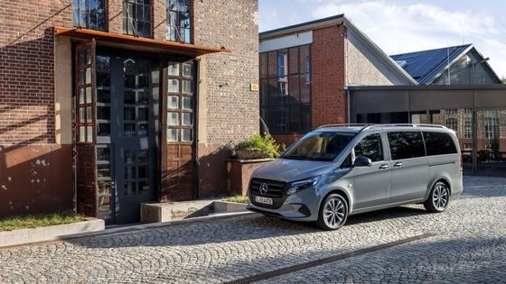 9 posti EV Mercedes-Benz EVito Tourer Long con un motore elettrico da 201 CV e una batteria utilizzabile da 90 kWh