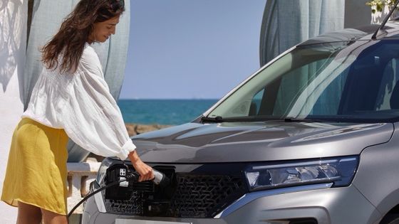 Confortevole posizione di guida e cabina pratica con un buon valore Nissan Townstar MPV Pure Ev con WLTP 285km