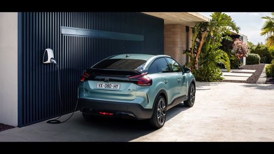 E-C4 di Citroen con 115 kW (156ps) Potenza a 150km/h Velocità massima 54kwh Batteria agli ioni di litio